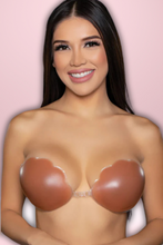 Load image into Gallery viewer, Scalloped Edge Silicone Bra