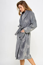 Load image into Gallery viewer, Beverly Heart Print Plush Robe
